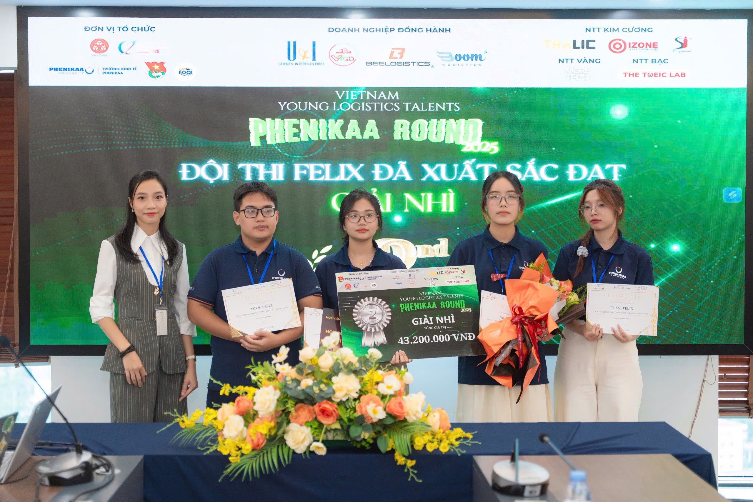 Cùng đội thi Felix tại Phenikaa Round 2025
